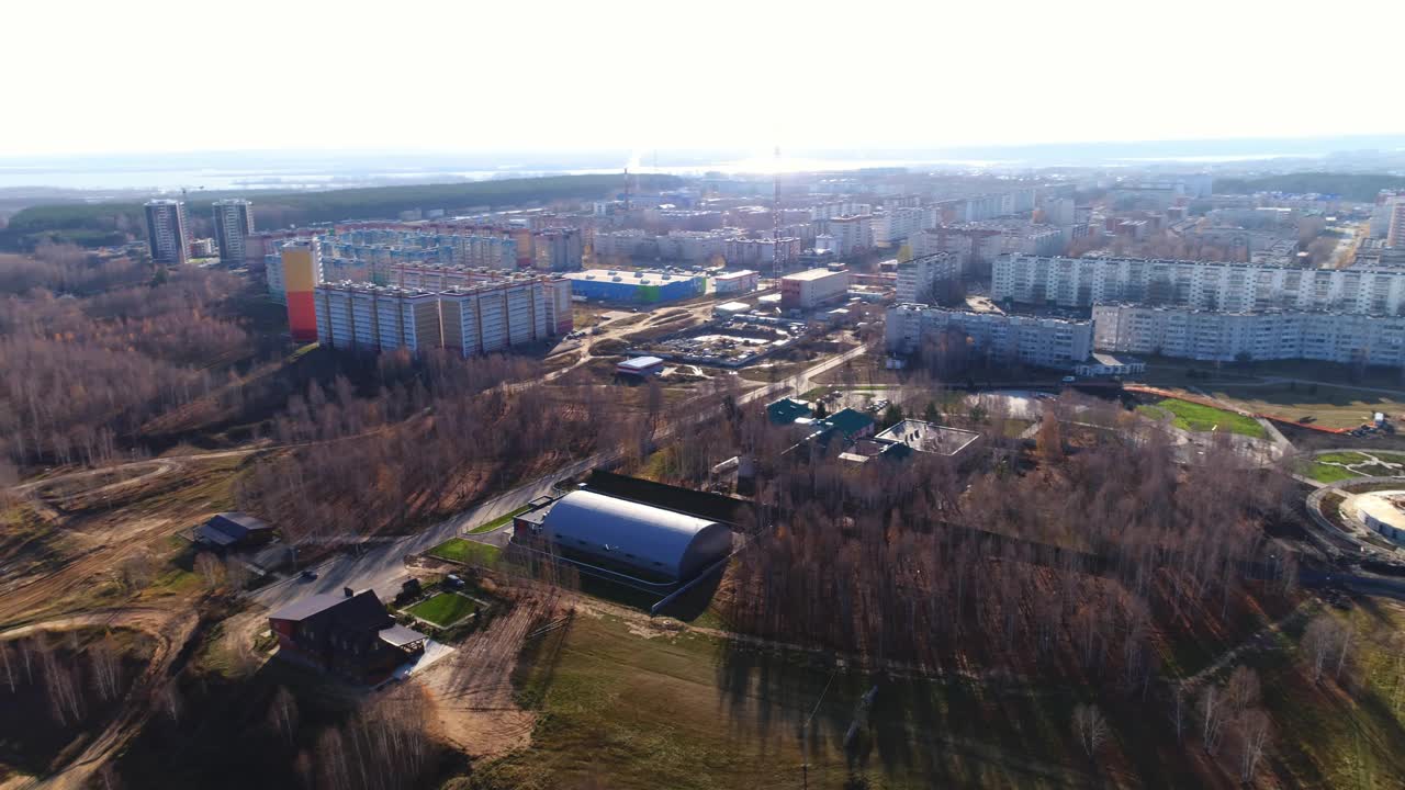 在阳光明媚的日子里，风景如画的城市和公寓楼视频素材