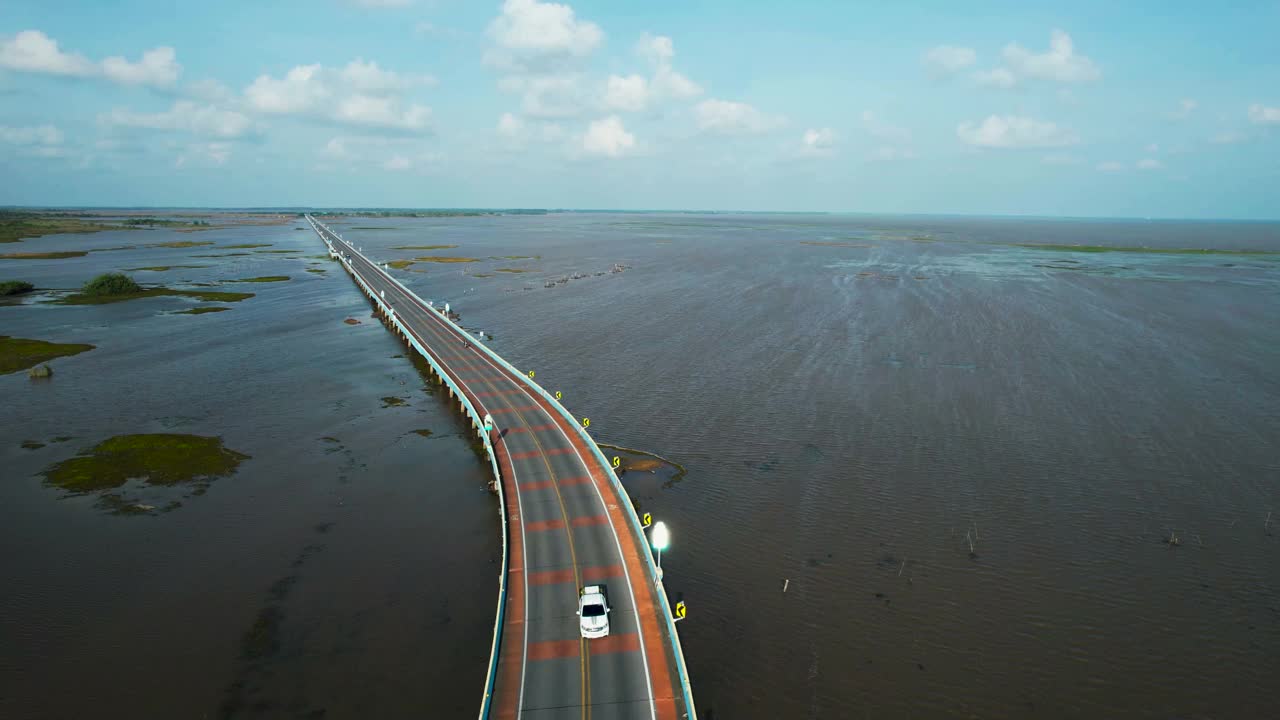 泰国公路桥梁乡村公路上汽车行驶的交通鸟瞰图视频素材