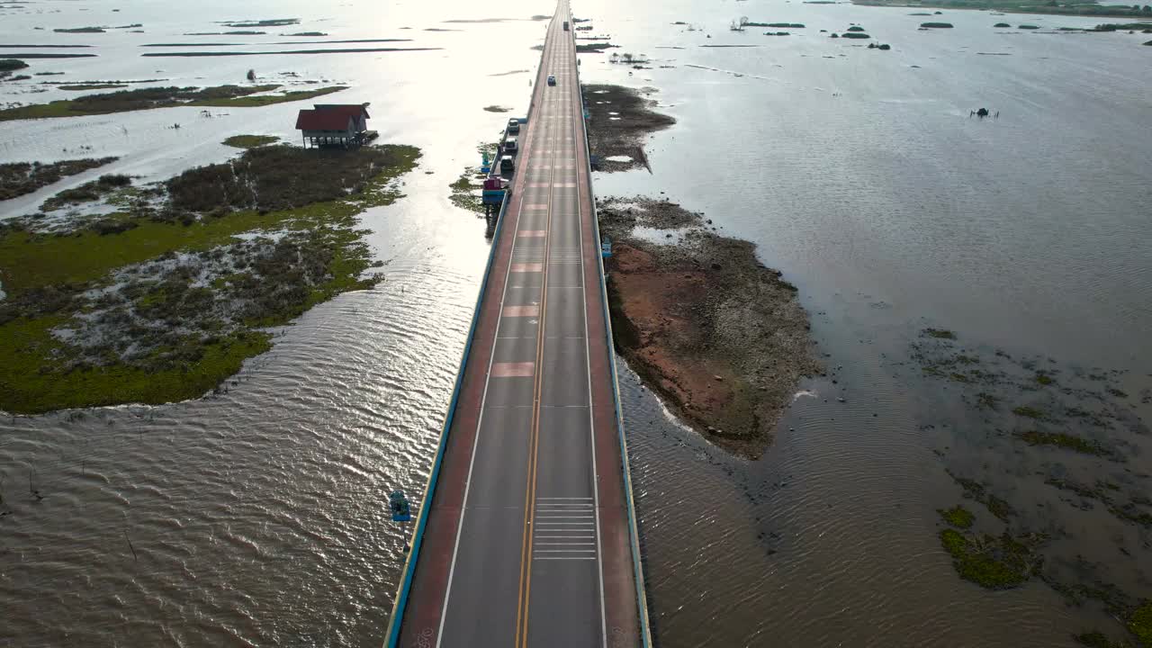 泰国公路桥梁乡村公路上汽车行驶的交通鸟瞰图视频素材