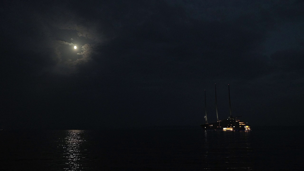 夜晚的海景和游艇。视频素材