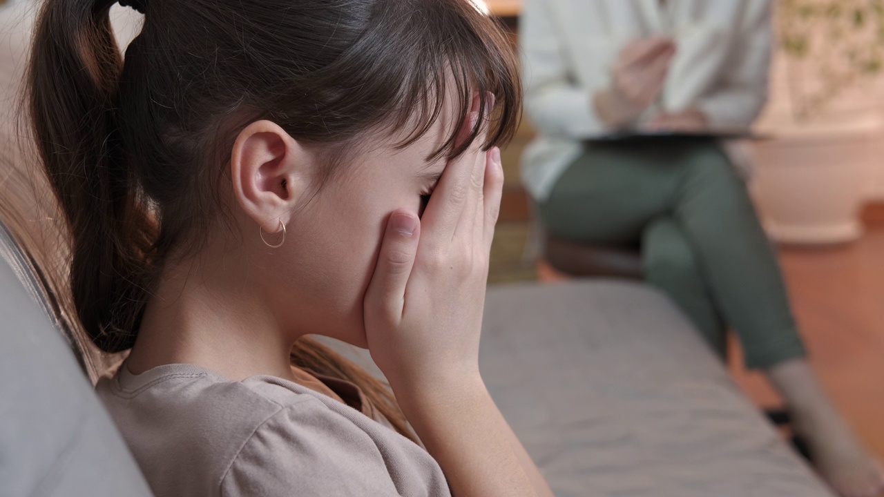 女人安慰青少年。视频素材