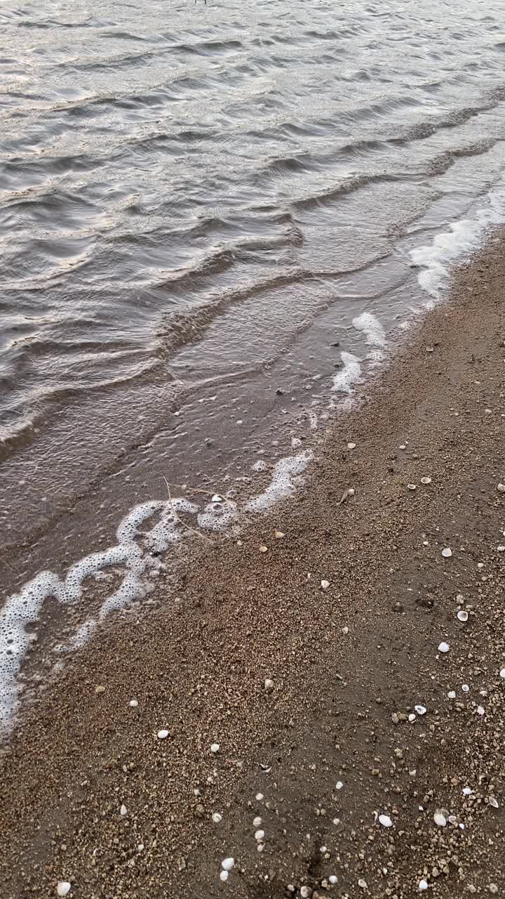 垂直视频海岸线波浪涟漪水边缘关闭对角线运动视图视频下载