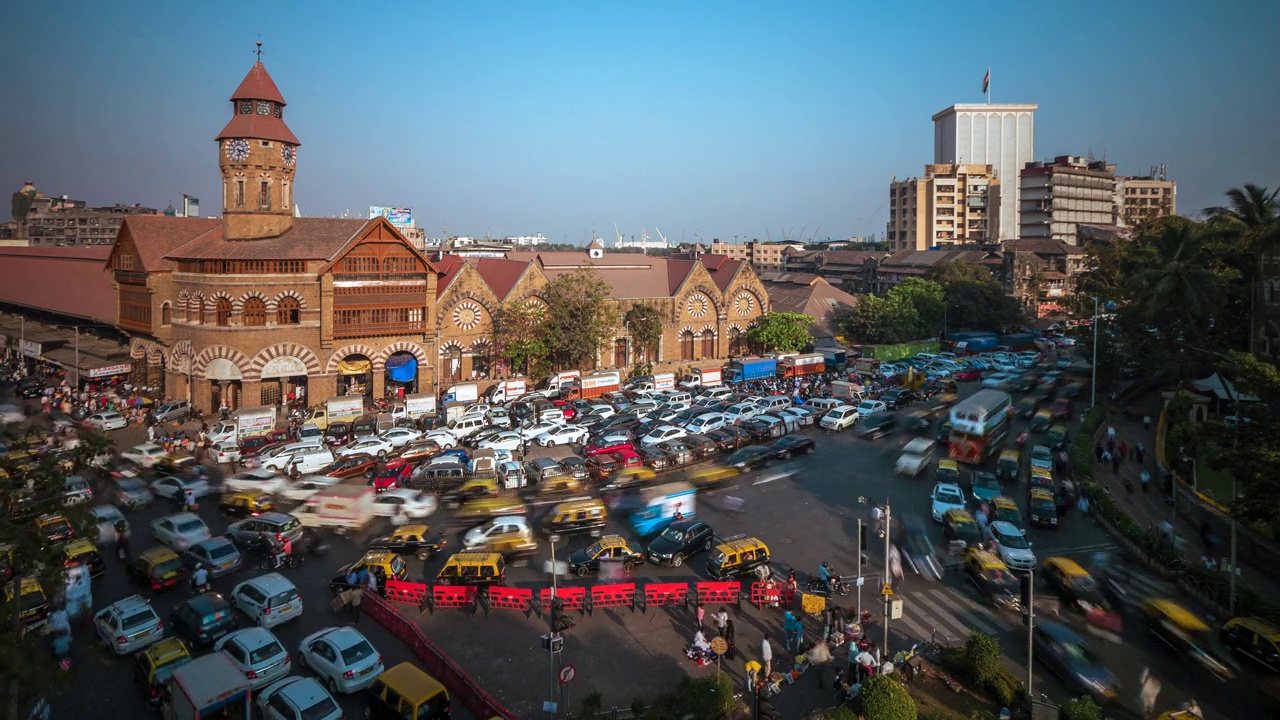 印度孟买历史地标克劳福德市场外拥挤的交通的时间推移视图视频素材