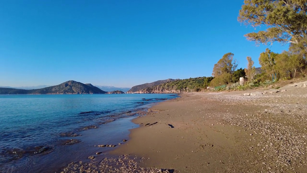 清晨沙滩上海浪的镜头视频素材