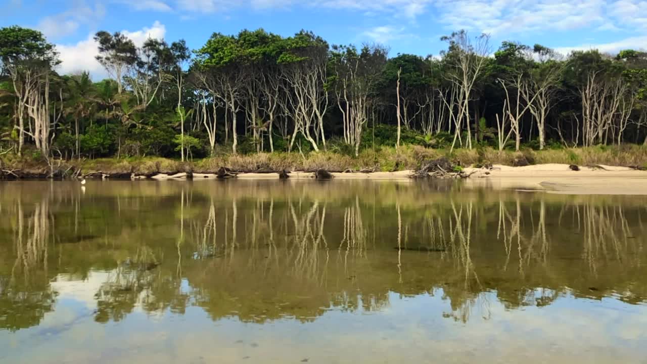 Belongil Creek河口倒影视频素材