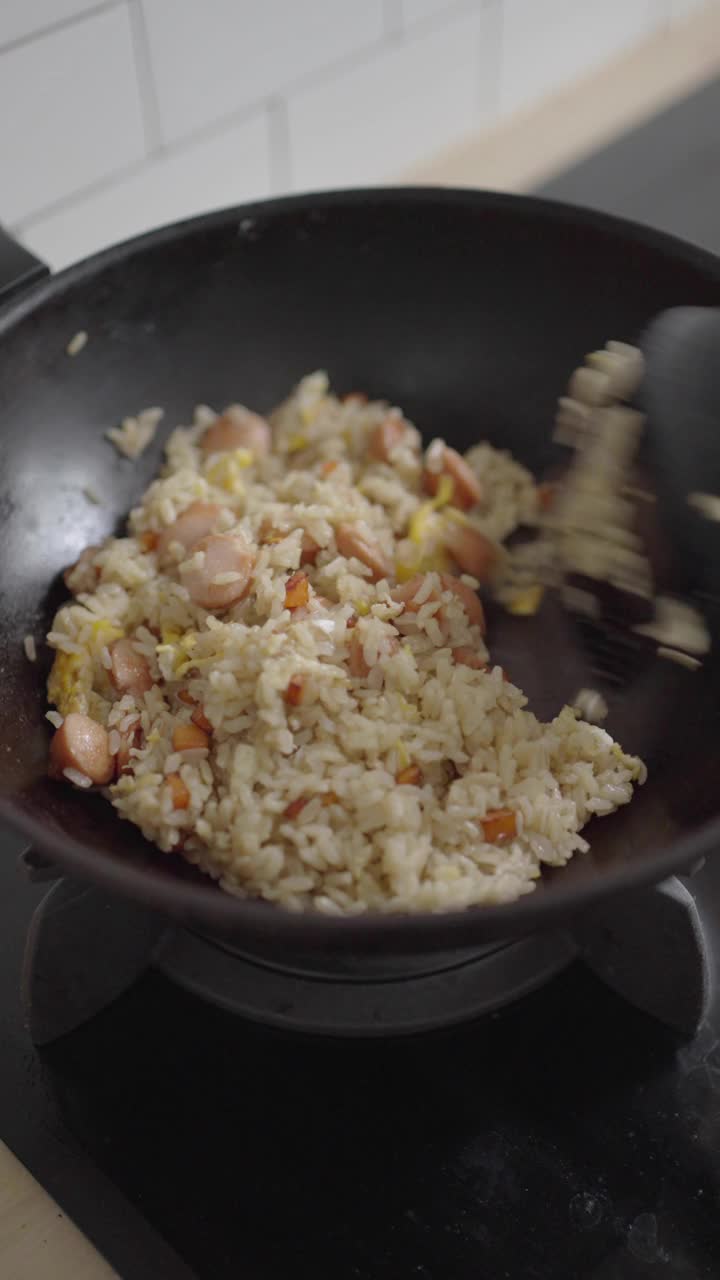 用飞锅做香肠炒饭视频素材