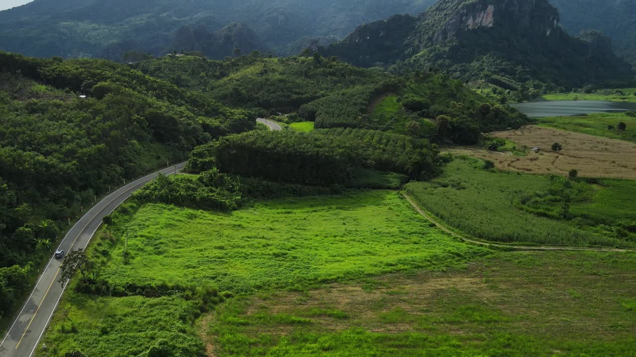 汽车在泰国帕尧省的绿色山谷中行驶。视频素材