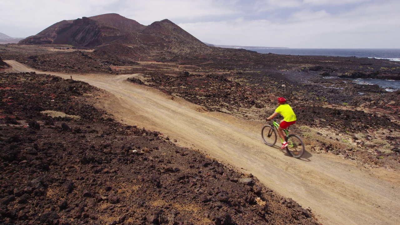 山地车MTB骑自行车的人在自行车小道上骑自行车。男性山地自行车骑在运动服骑自行车享受健康积极的生活方式在大自然。缓慢的运动。视频素材