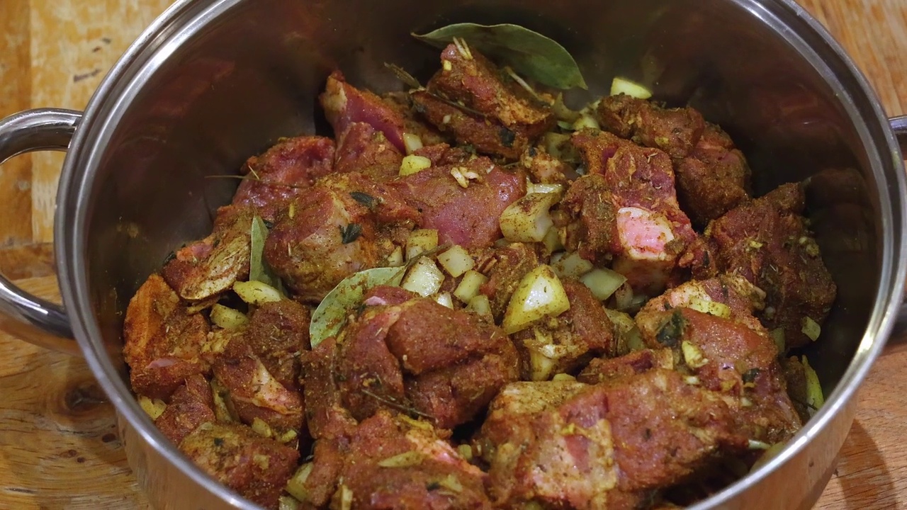 牙买加咖喱山羊用香草和香料浸泡在锅里视频下载