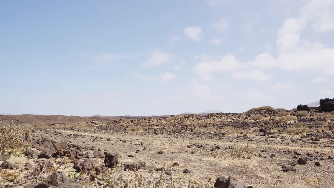 山地车骑在MTB自行车道。男子骑自行车享受休闲体育活动。缓慢的运动。视频素材