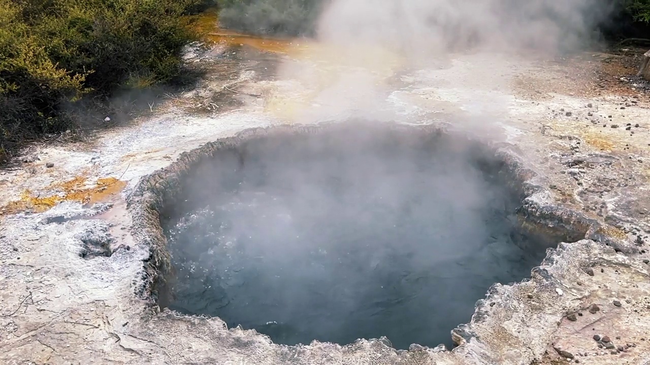 新西兰罗托鲁瓦冒着热气的地热池视频素材