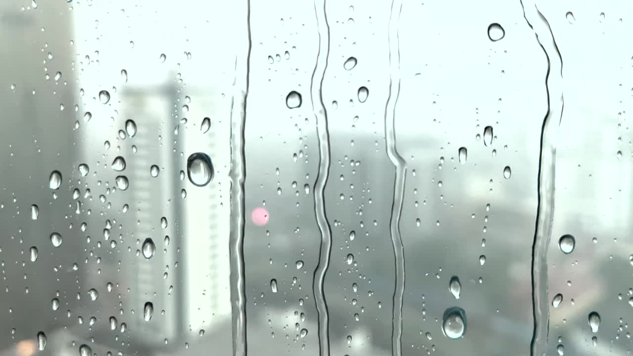 雨滴落在窗户上，视频素材