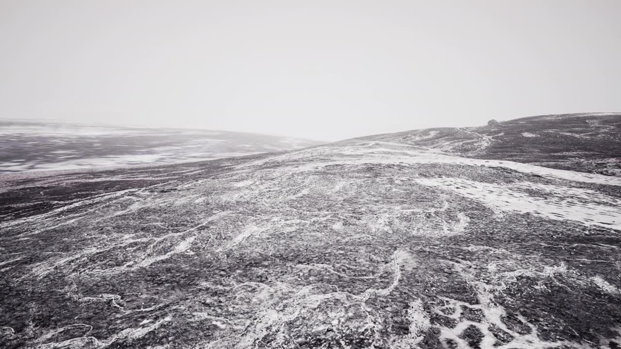 风景优美的雪山在低云层视频素材