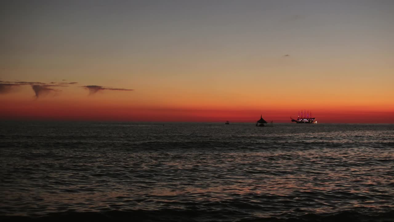 美丽的夏日日落在海上漂浮着小船视频素材