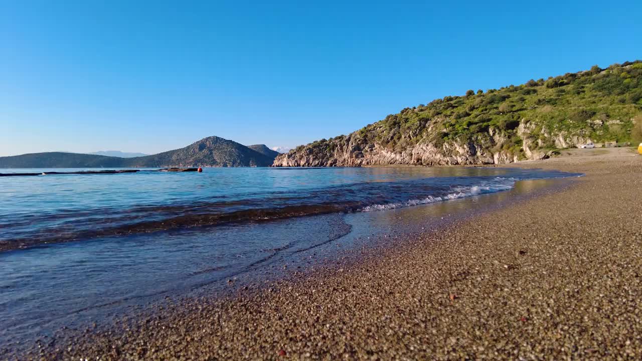 清晨沙滩上海浪的镜头视频素材