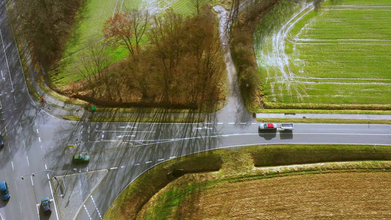 鸟瞰德国两条乡村道路的十字路口，汽车、卡车和骑自行车的人很少来往视频素材