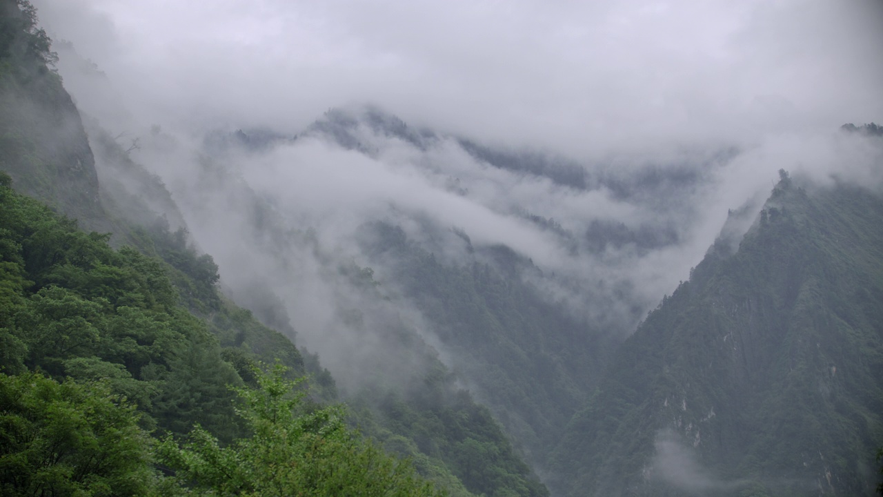 云雾在中国的山地上翻滚视频素材