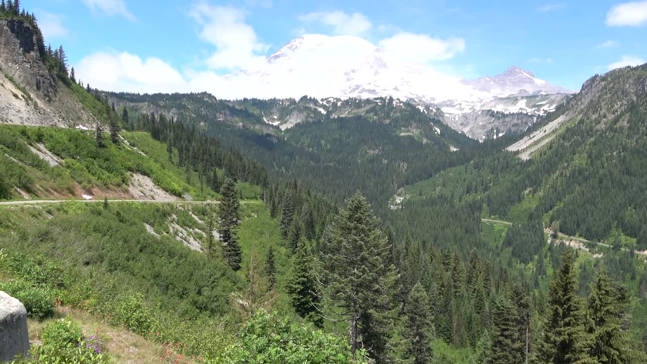 雷尼尔山的山顶和周围的风景视频素材