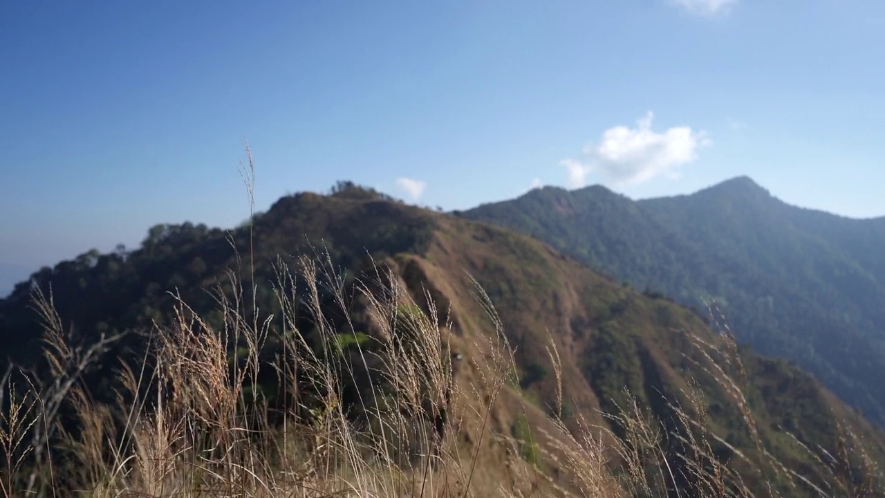 蓝天上的自然山景背景视频素材