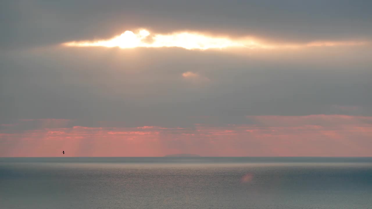 在葡萄牙纳扎尔北海滩的贝伦加斯岛，夕阳在云中闪耀。视频素材