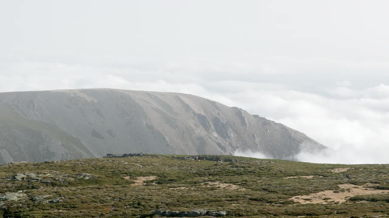 葡萄牙的Serra da Estrela山的山顶景色视频素材