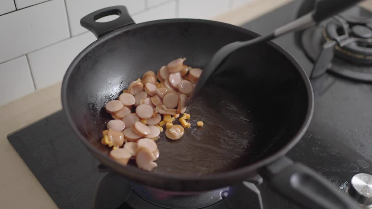 用飞锅煎炸香肠视频素材