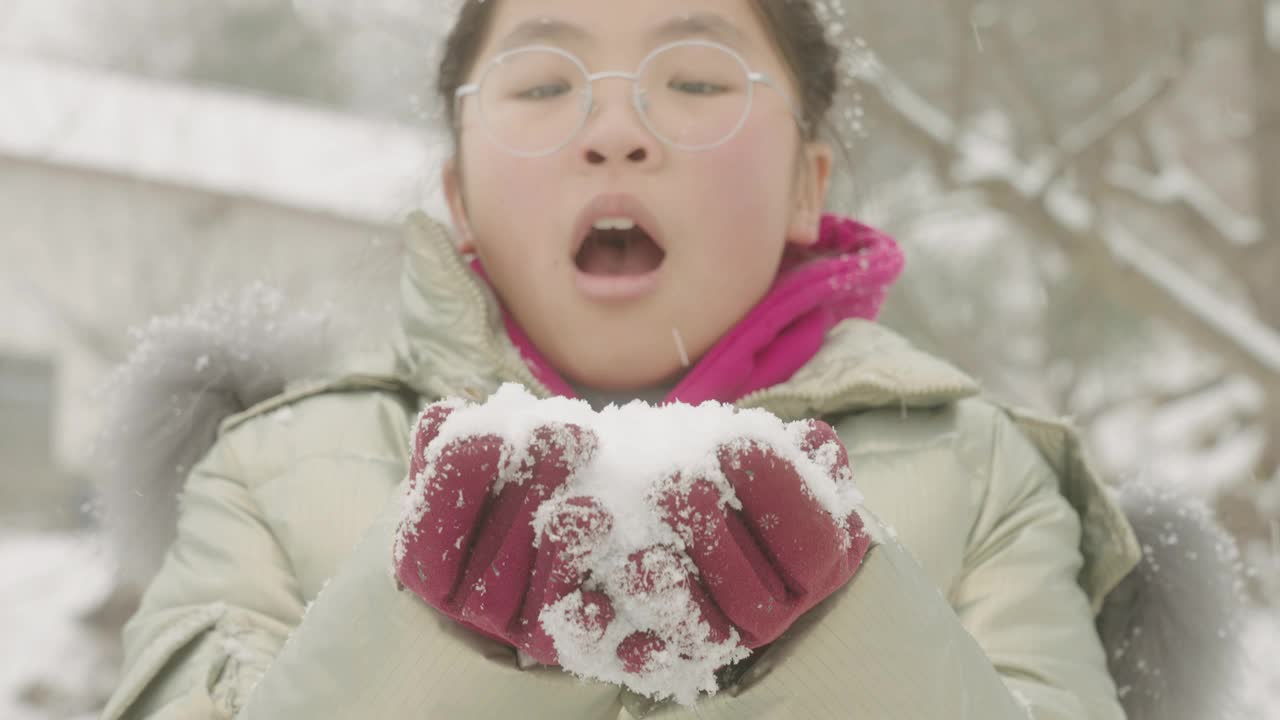 女孩把雪吹向空中视频素材