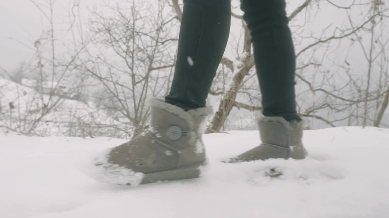 女人在雪地里行走视频素材