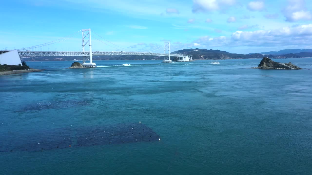 鸣人海峡和一座大型鸣人桥。视频素材