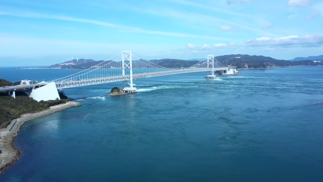 鸣人海峡和一座大型鸣人桥。视频素材