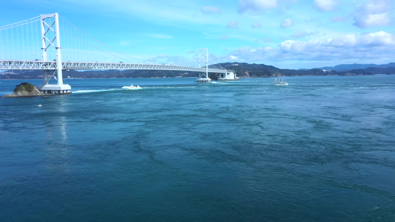 鸣人海峡和一座大型鸣人桥。视频素材