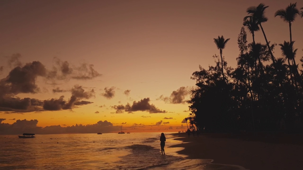 在沙滩上享受美丽的热带黄金时间日落视频素材