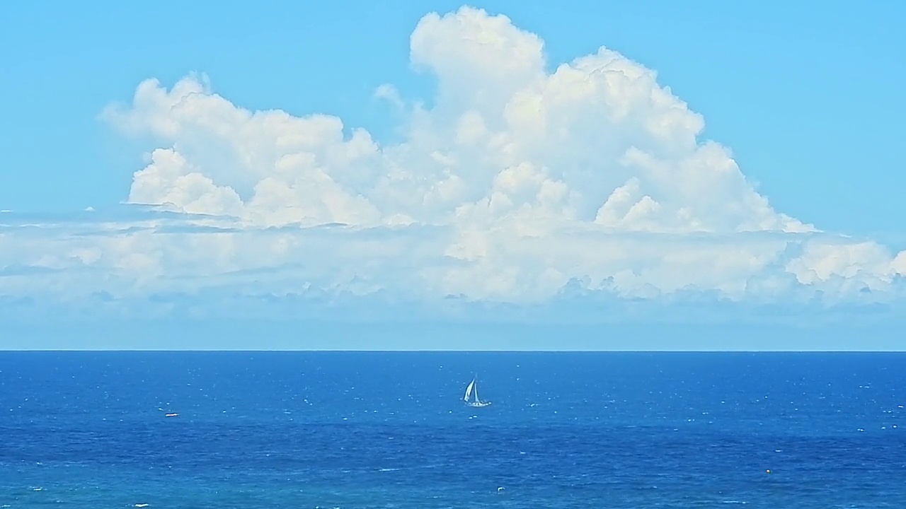 大海上孤独的帆船视频素材