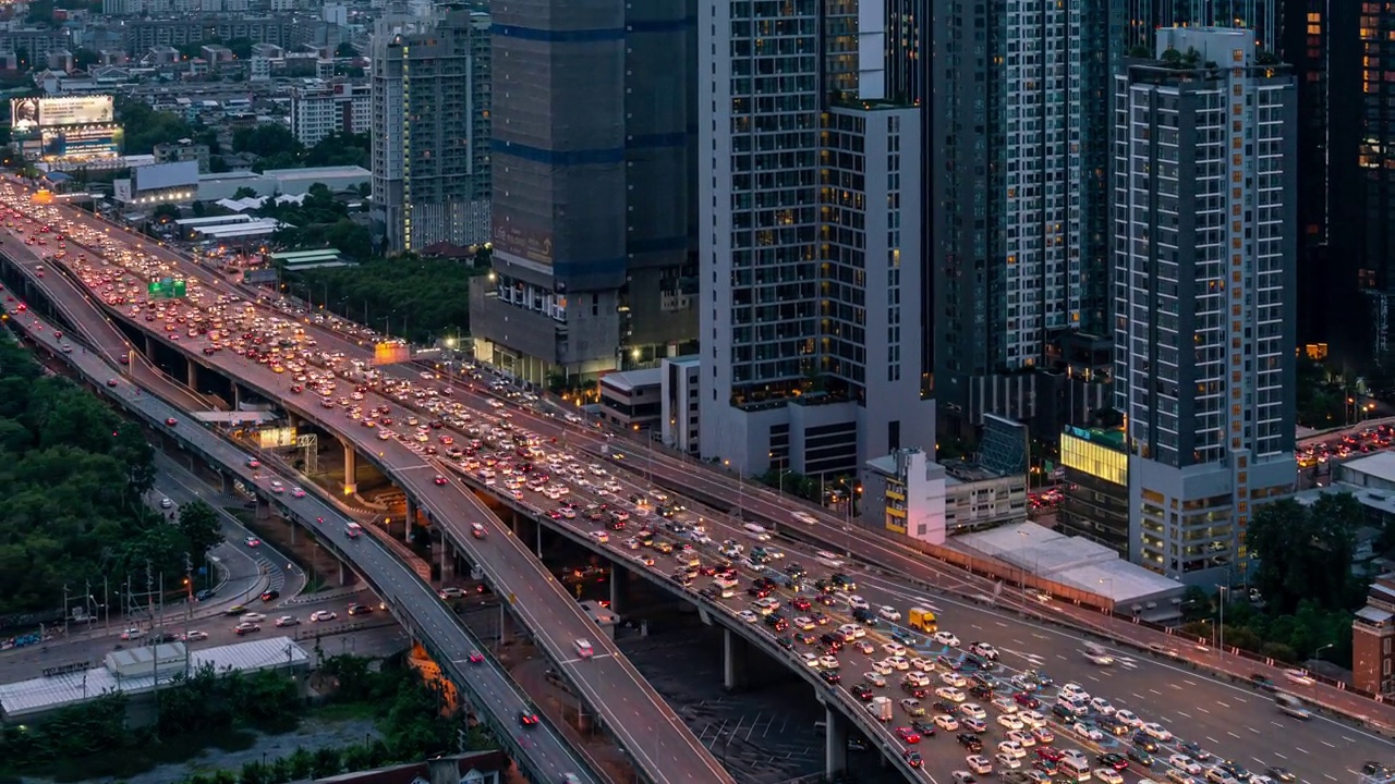 曼谷城市景观的时间推移与高速公路交通道路在夜间高峰时段视频素材