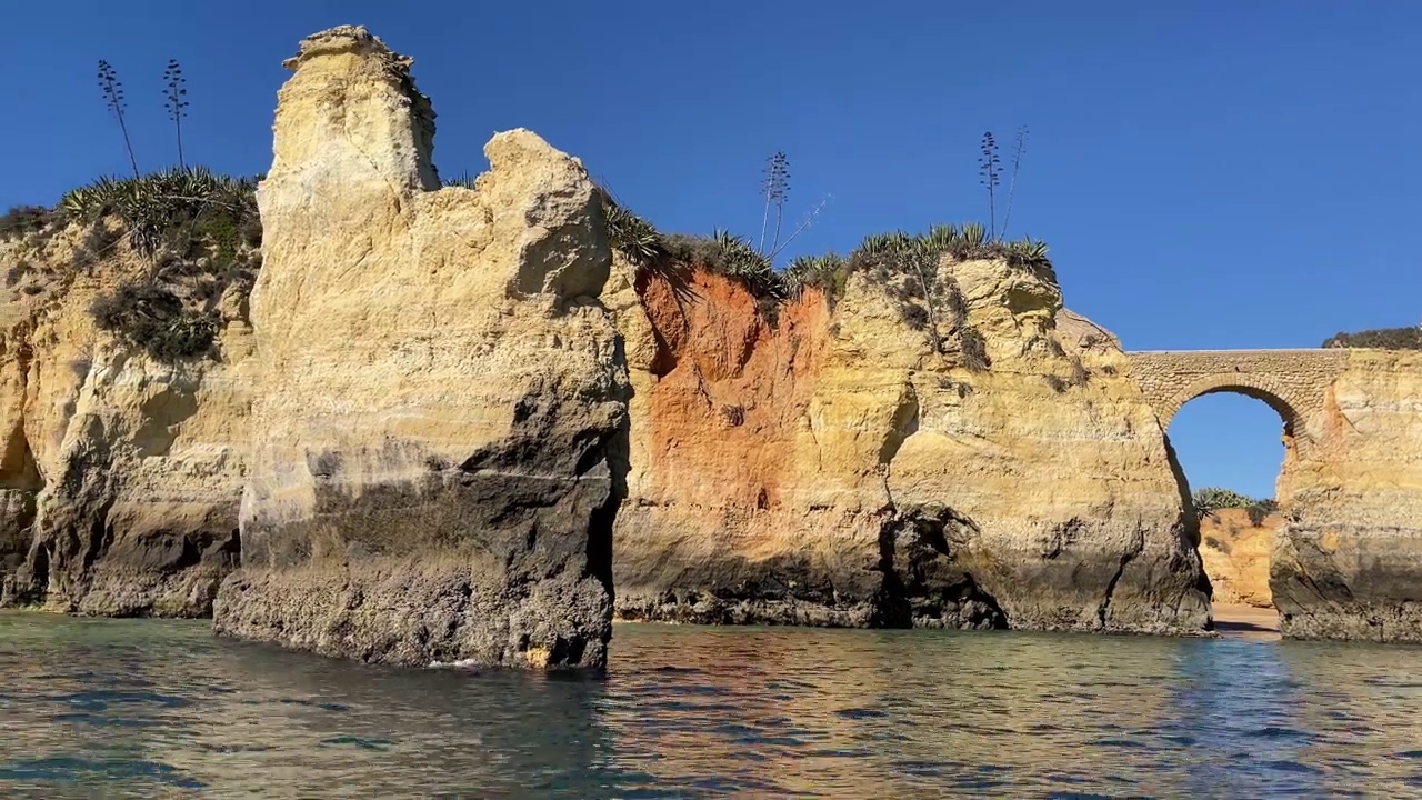 拉各斯阿尔加维海湾的船只旅行海上悬崖岩石视频素材