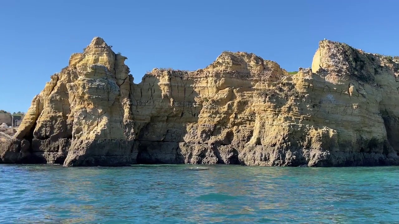 阿尔加维拉各斯船游海崖岩洞视频素材