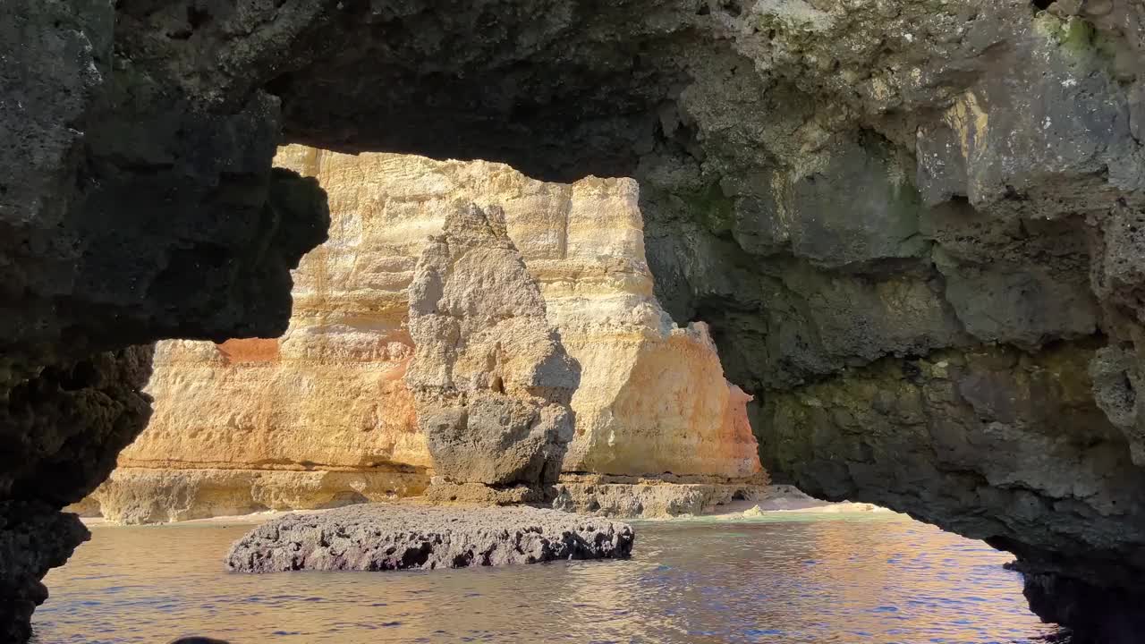 蓬塔达皮达德，拉各斯，阿尔加维，葡萄牙船旅行岩石海悬崖视频素材