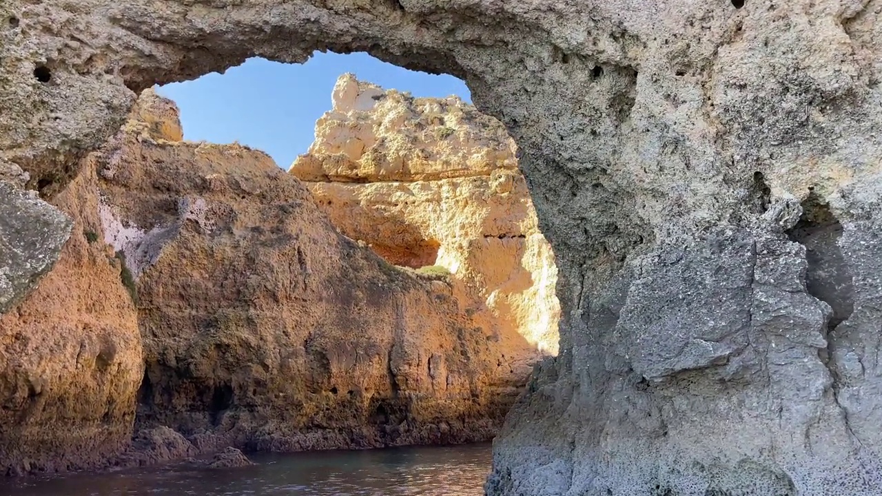 Ponta da Piedade乘船游览葡萄牙拉各斯，阿尔加维视频素材