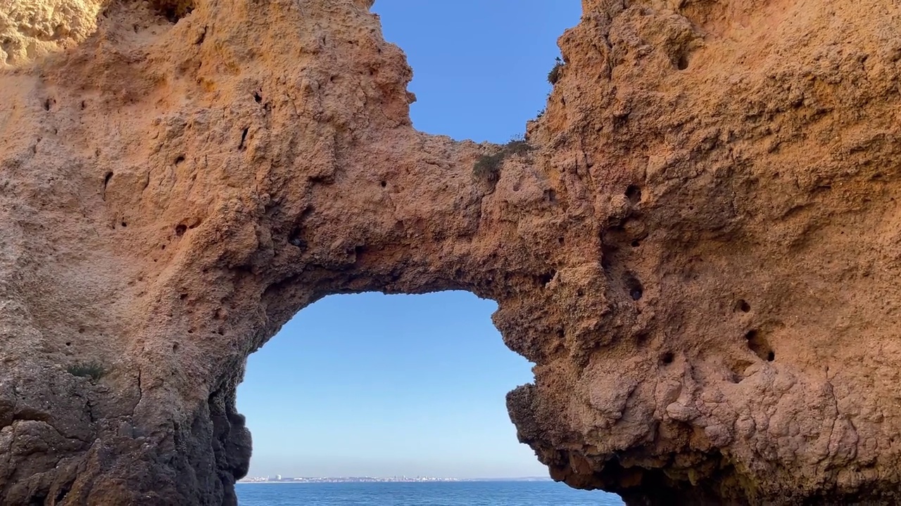 Ponta da Piedade船游洞穴，拉各斯，阿尔加维，葡萄牙海滩视频素材