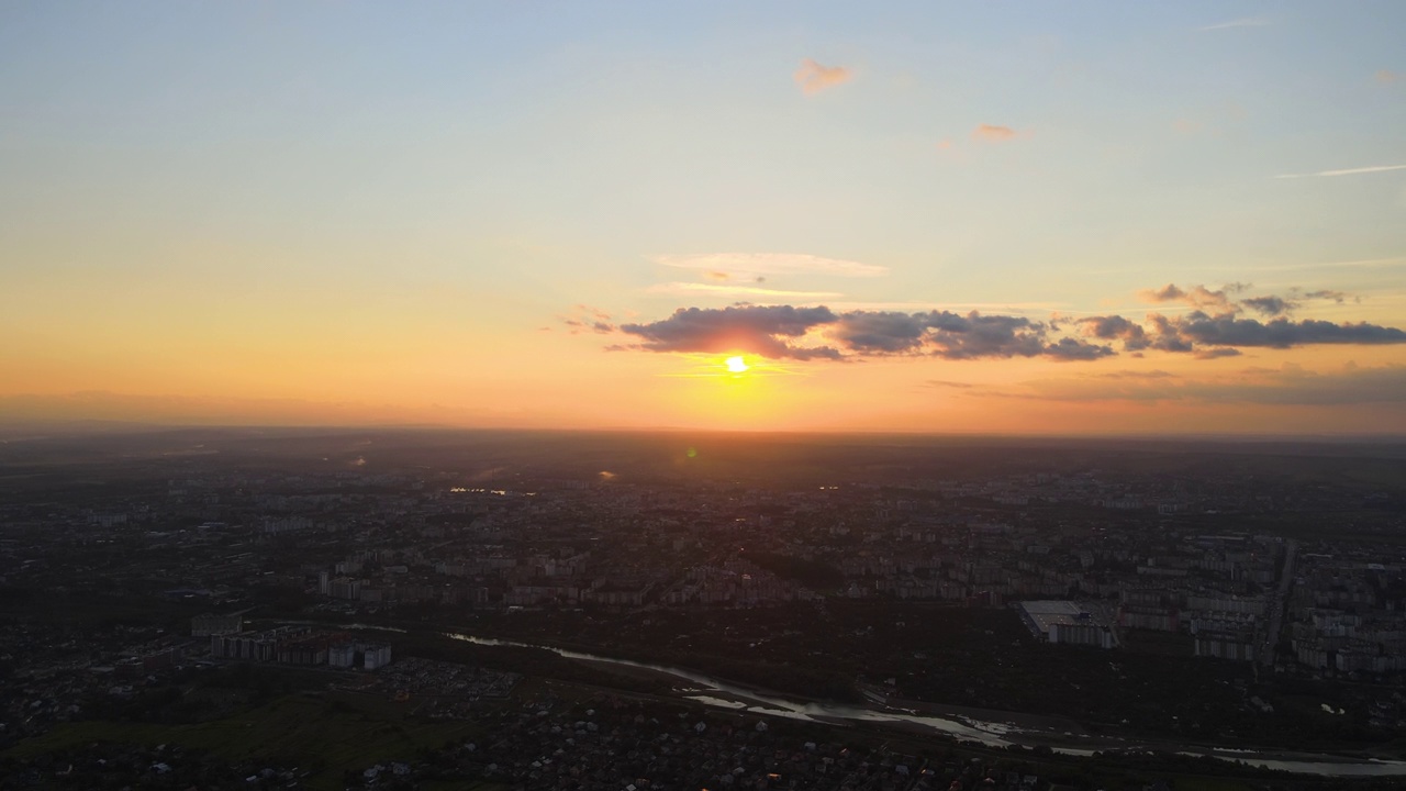 日落时分郊区乡村住宅的鸟瞰图视频素材