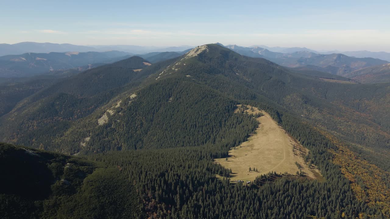 空中景观的高峰与深色的松树林树木在野生山脉视频素材