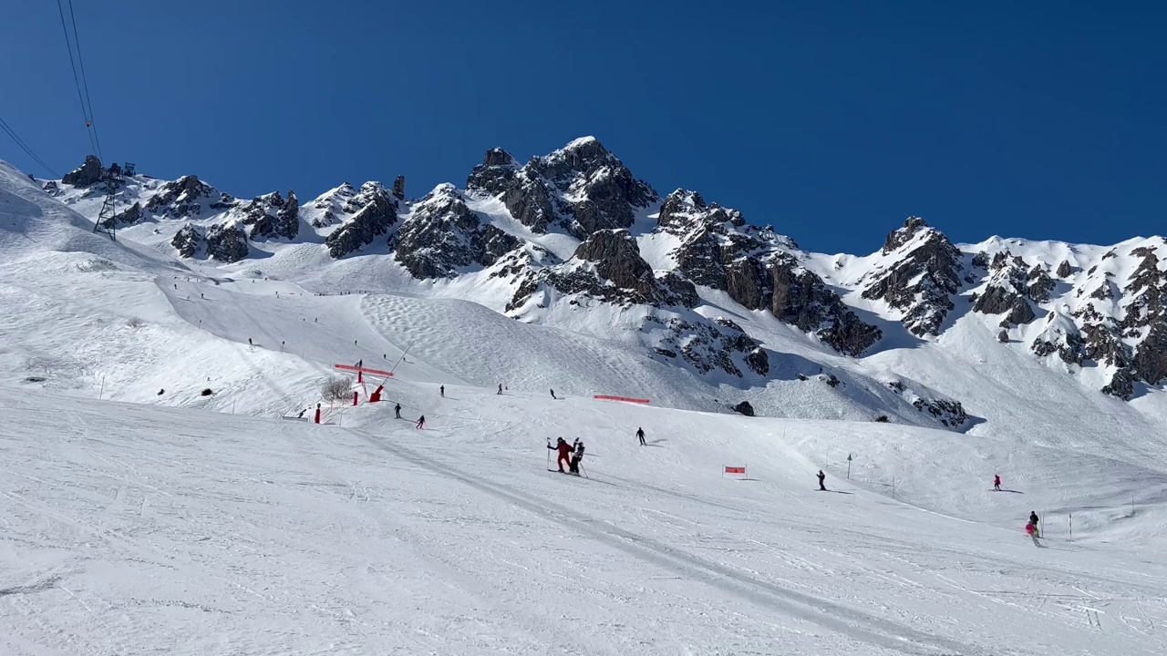 冬季库尔舍维尔滑雪场的滑雪场视频素材