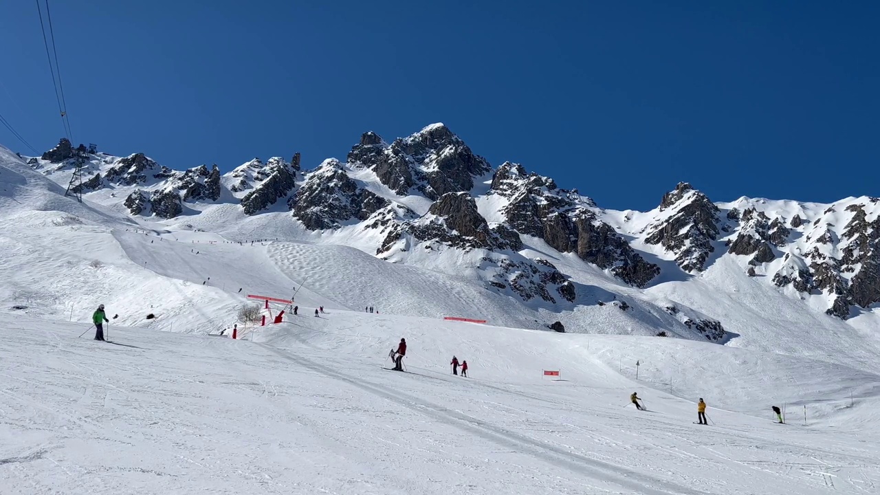 冬季库尔舍维尔滑雪场的滑雪场视频素材