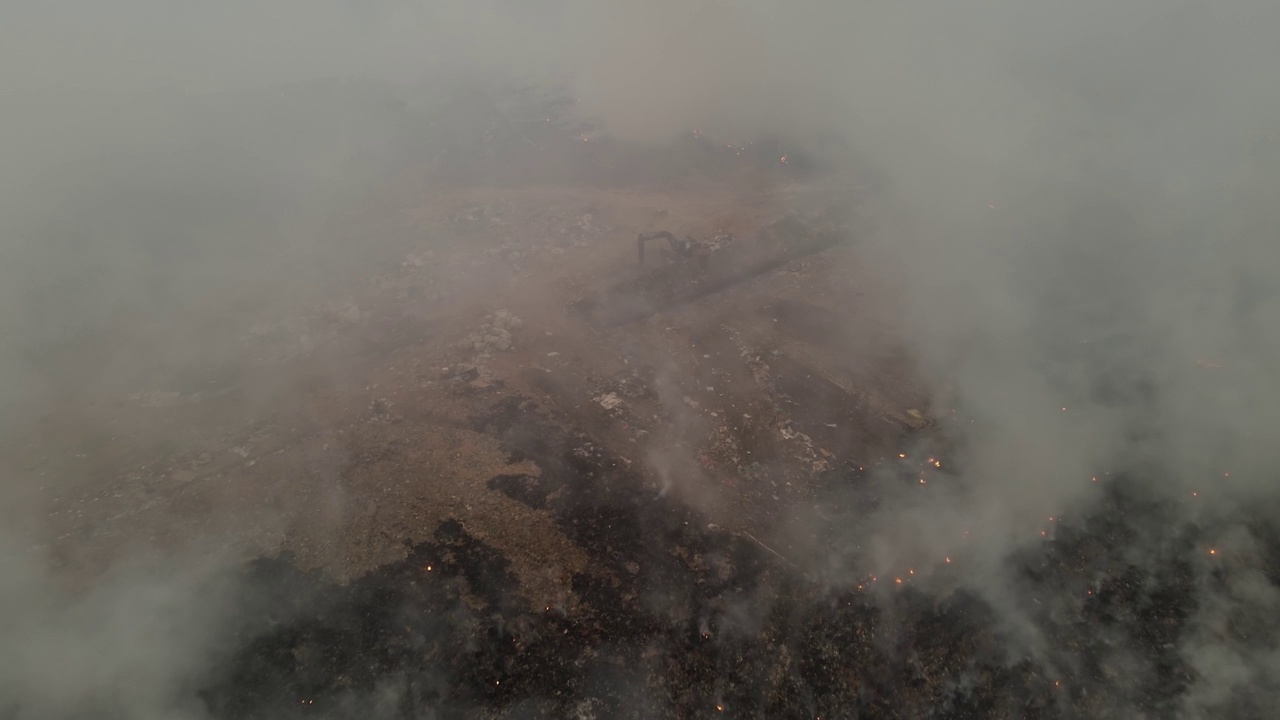 垃圾填埋场泥炭地起火视频素材