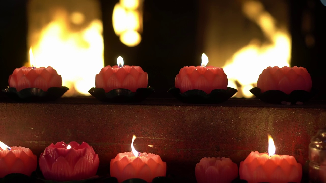 选择莲花蜡烛在庙里燃烧。视频素材