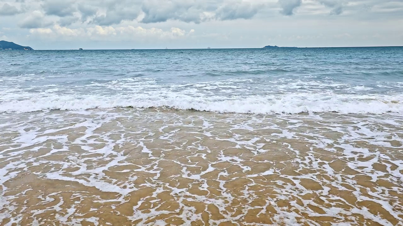 白色的泡沫翻滚的波浪在海南岛，中国。视频素材