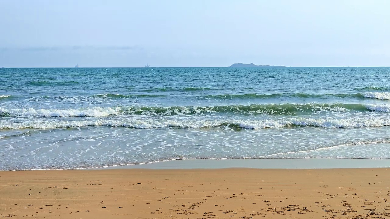 中国海南滚滚的白色泡沫。视频素材