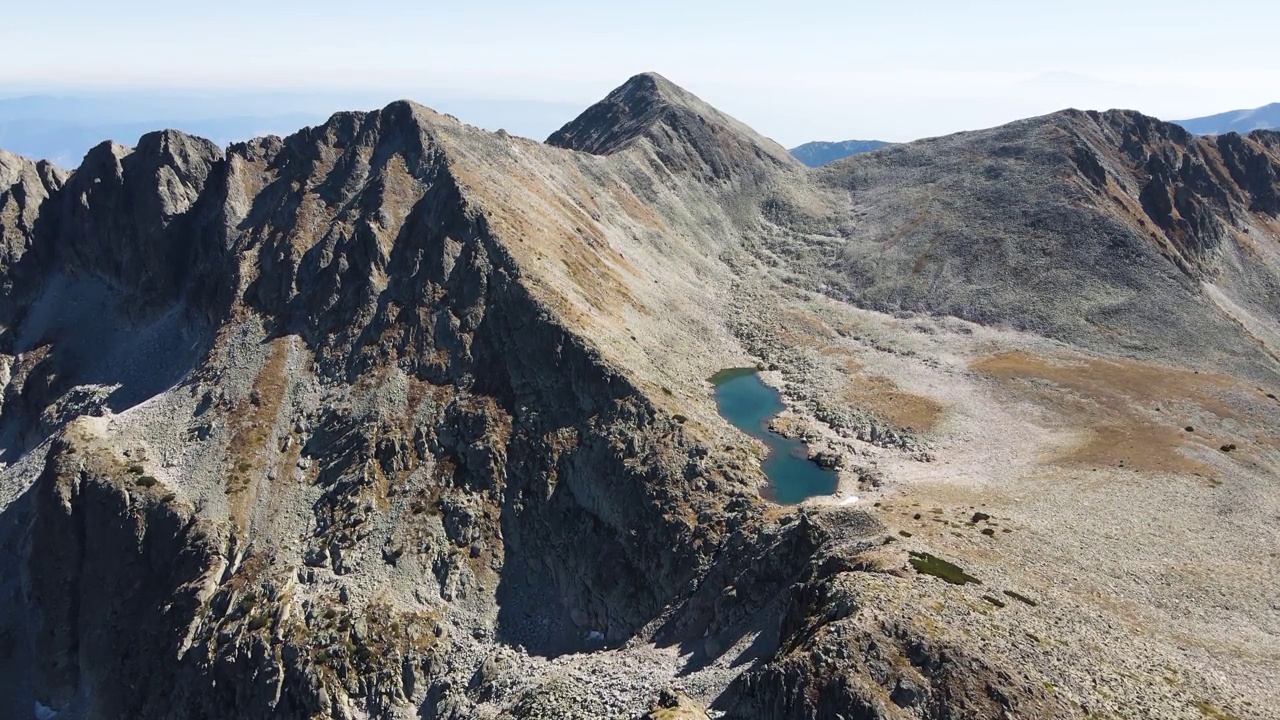 鸟瞰strazite山峰，Pirin山，保加利亚视频素材