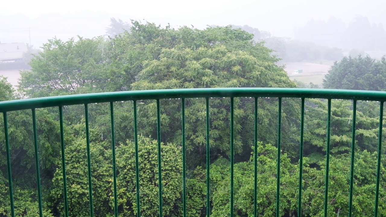 暴雨景观，雨水滴落在围栏上视频下载