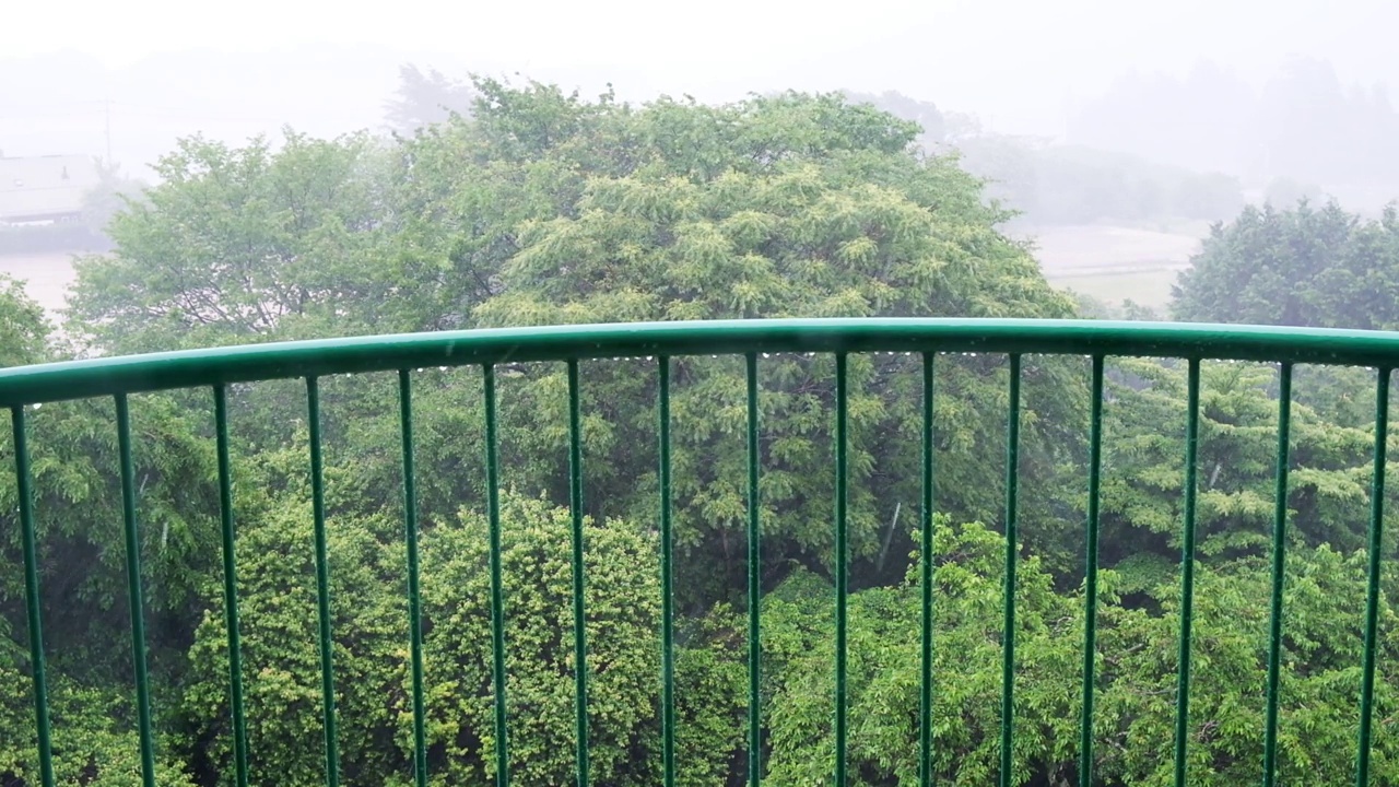 暴雨景观，雨水滴落在围栏上视频下载